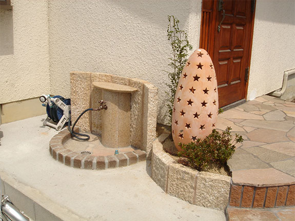 立水栓と陶器製の外灯