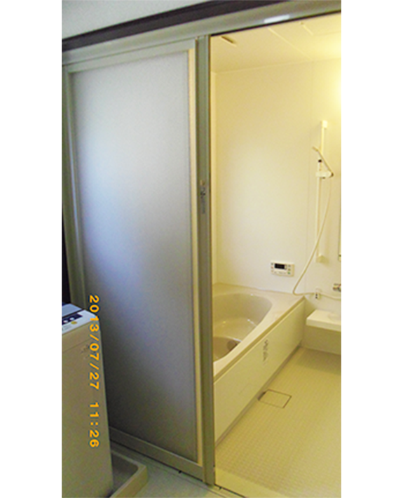 浴室のドアは引き戸に変更♪使いやすく折れ戸よりも壊れにくいですよ。